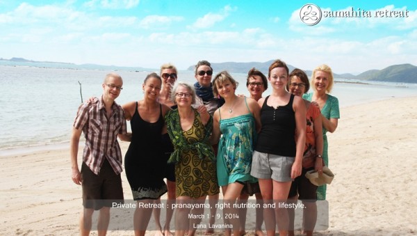 Vuoden 2014 onnellinen ryhmä Samahitan rannalla.